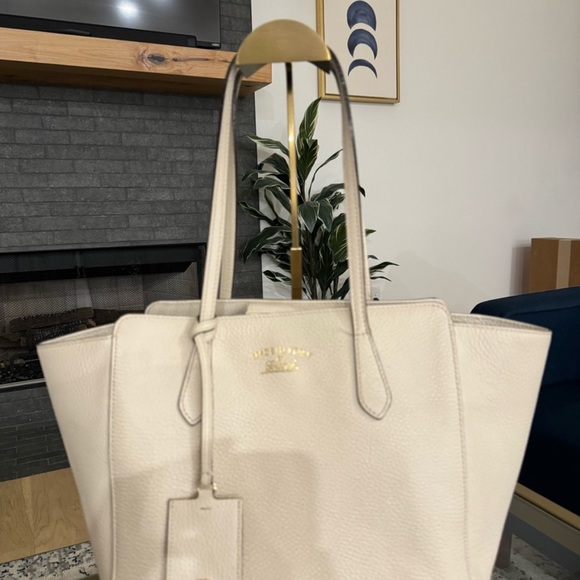GUCCI SWING TOTE IN IVORY WITH COA💕💕💕 - Picture 3 of 13